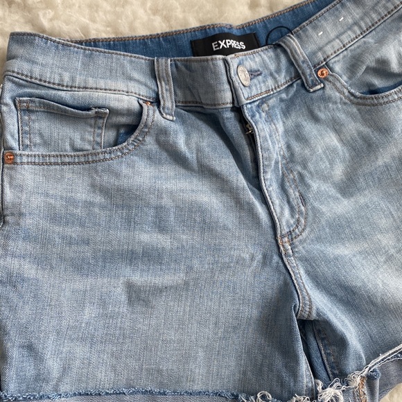 Express original MIDI mid rise sz 6 distressed womens shorts. Express shorts - Picture 2 of 10